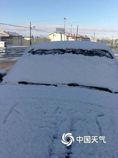 В уезде Канбао города Чжанцзякоу выпал первый за полгода снег 