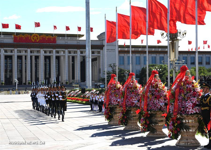 В Пекине прошла торжественная церемония возложения корзин с цветами к Памятнику павшим народным героям