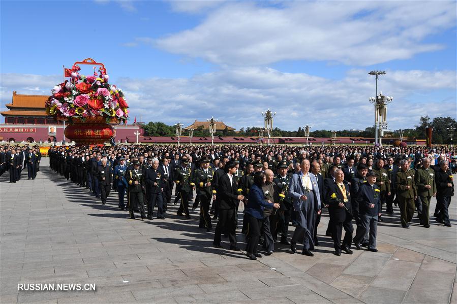 В Пекине прошла торжественная церемония возложения корзин с цветами к Памятнику павшим народным героям