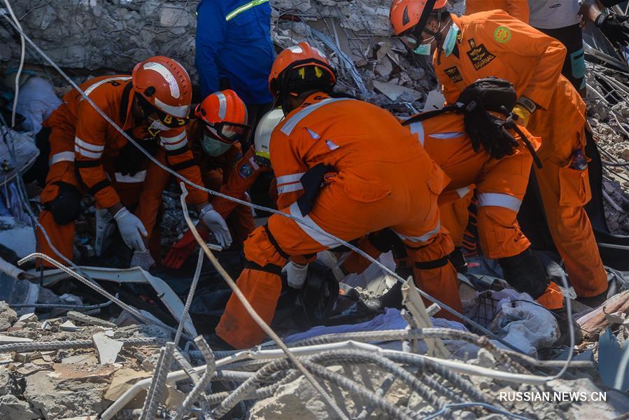Число жертв мощных землетрясений и цунами в Индонезии достигло 1234 человек