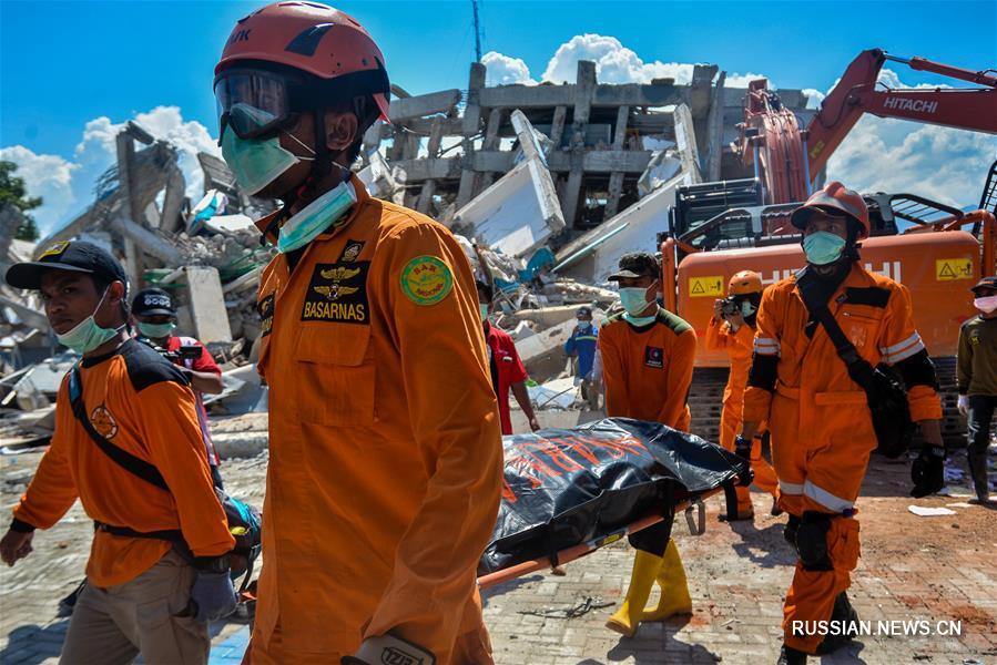Число жертв мощных землетрясений и цунами в Индонезии достигло 1234 человек