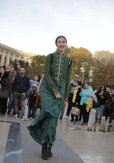 Показ монгольской одежды на Неделе моды в Париже