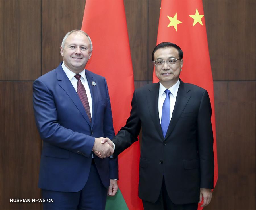 Ли Кэцян в Душанбе встретился с премьер-министром Беларуси С.Румасом