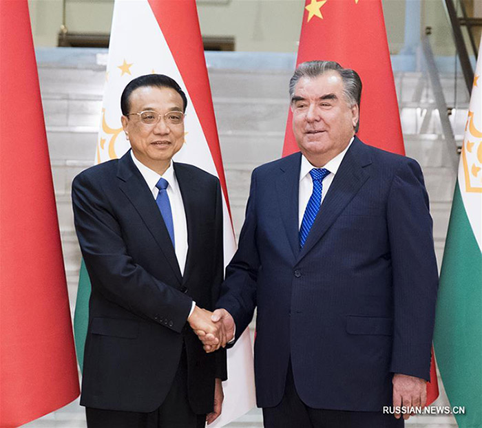 Ли Кэцян провел встречу с президентом Таджикистана Э. Рахмоном
