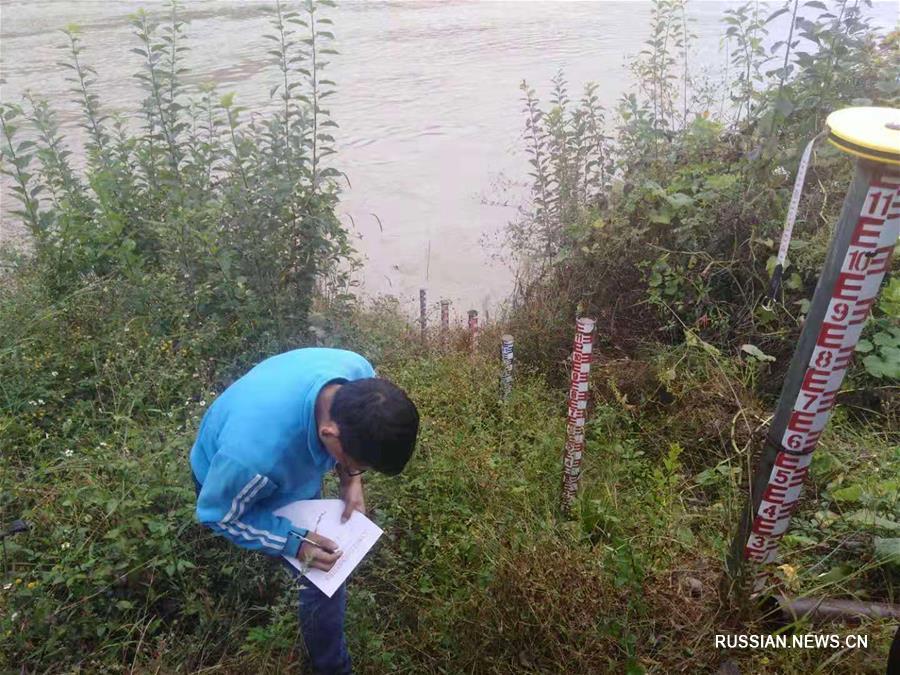Около тысячи человек в провинции Юньнань эвакуированы из-за прохождения пика воды с завального озера на реке Цзиньшацзян