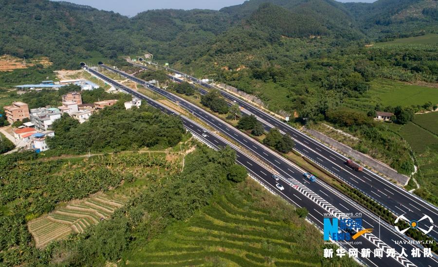 Скоростное шоссе в горах из города Сямэнь в Чэнду