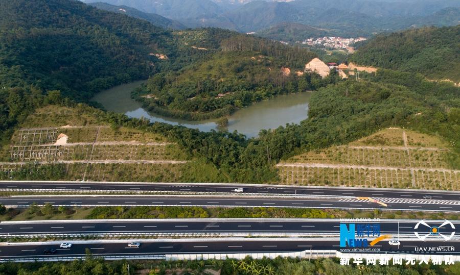 Скоростное шоссе в горах из города Сямэнь в Чэнду
