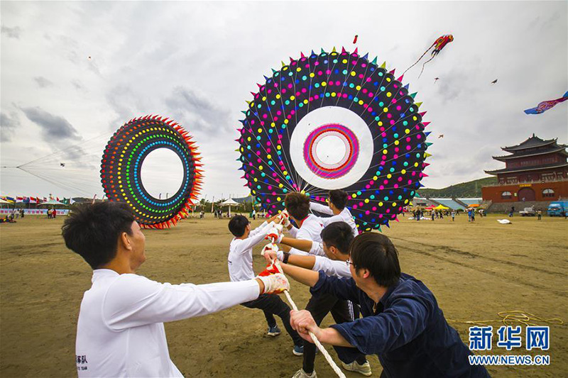 Конкурс воздушных змеев состоялся в городе Чжоушань Китая