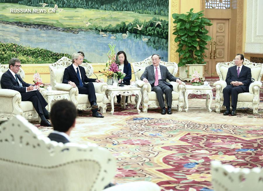 Ван Цишань встретился с участниками 6-го Китайско-французского форума молодых лидеров