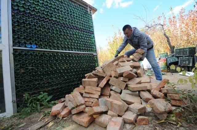 Китаец построил дачу из 50 тысяч винных бутылок