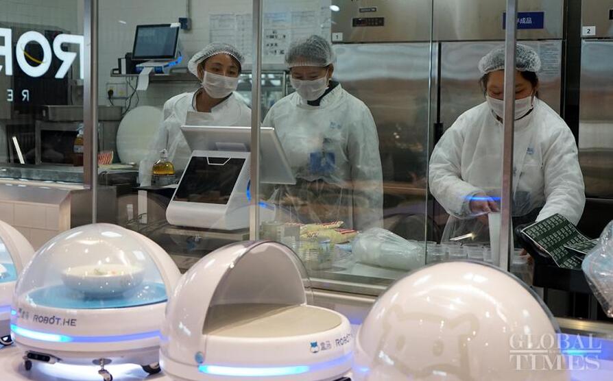 Роботы готовы обслуживать посетителей Международной ярмарки импортных товаров Китая 