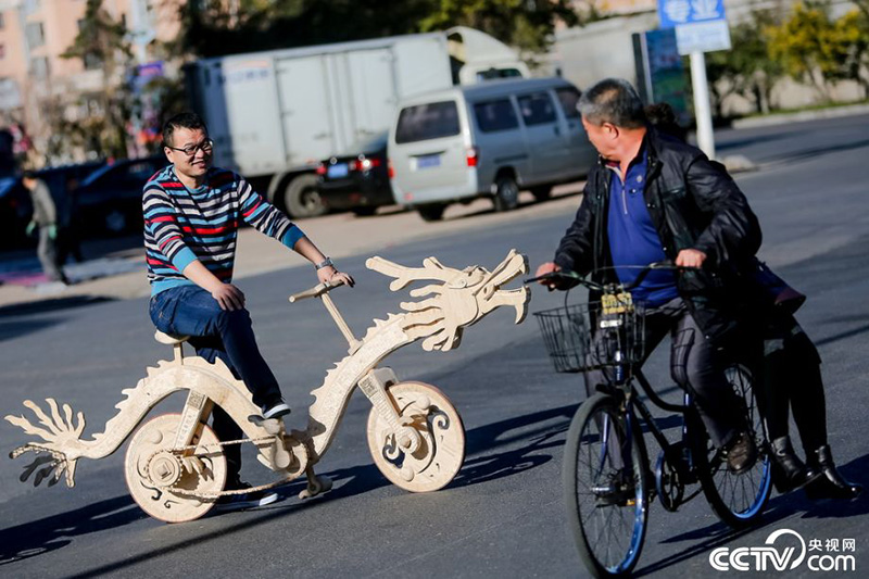 Китаец сделал велосипед из палочек от мороженого
