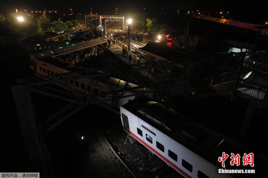 Число погибших в результате схода с рельсов поезда на Тайване возросло до 18