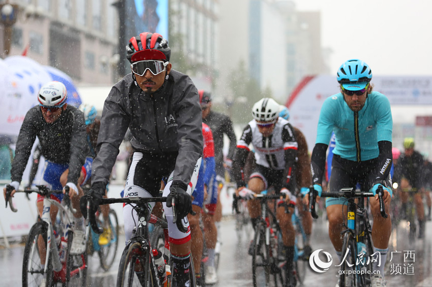 Велогонка «Тур по Гуанси» завершилась под дождем 
