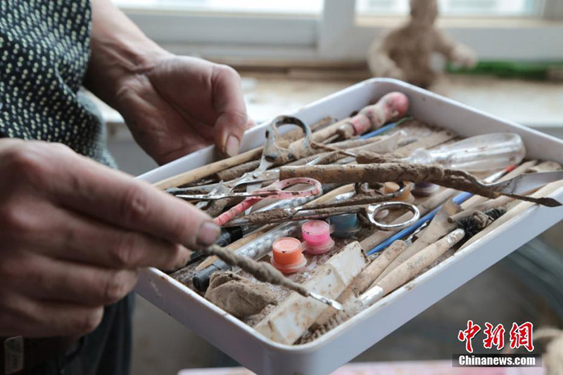 Китаец воспроизводит сцены сельской жизни с помощью глиняных скульптур