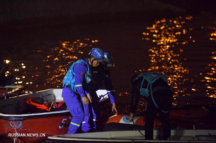 Спасатели ведут поиски пассажиров автобуса, упавшего в реку Янцзы в китайском городе Чунцин