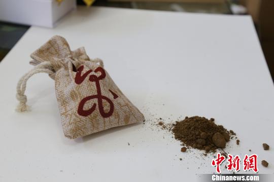 Молодой китаец подарит глиняные картины Институтам Конфуция за рубежом