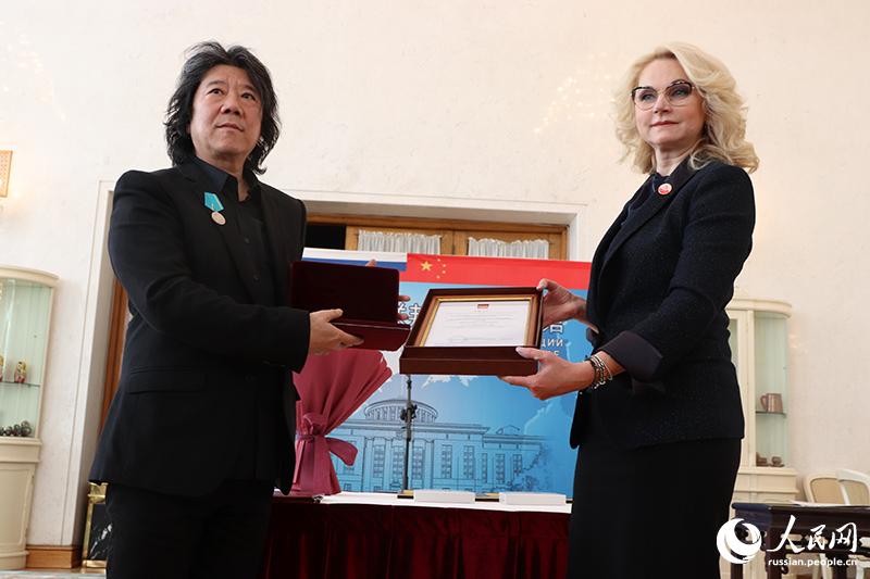 Китайского театрального режиссера Мэн Цзинхуэя наградили медалью Пушкина
