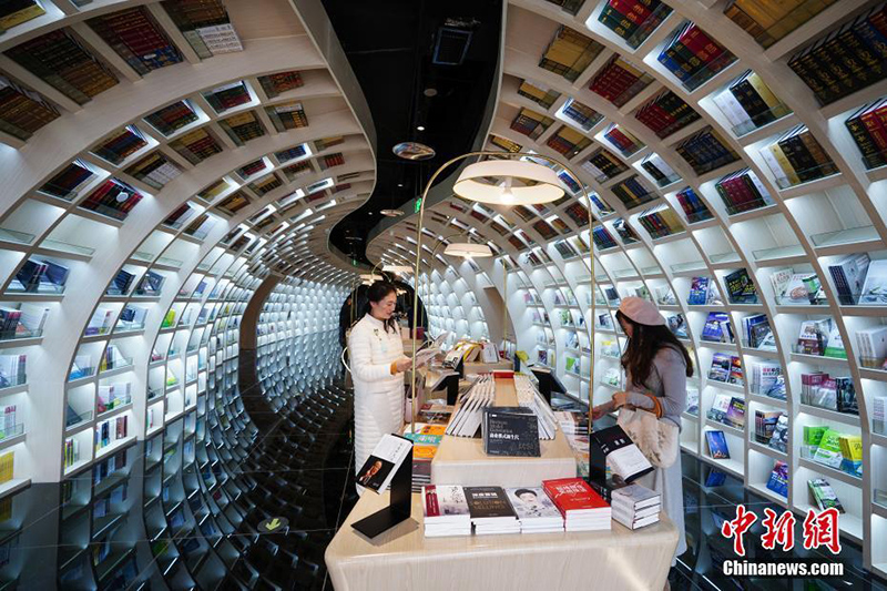 Элементы карстового рельефа в дизайне книжного магазина провинции Гуйчжоу