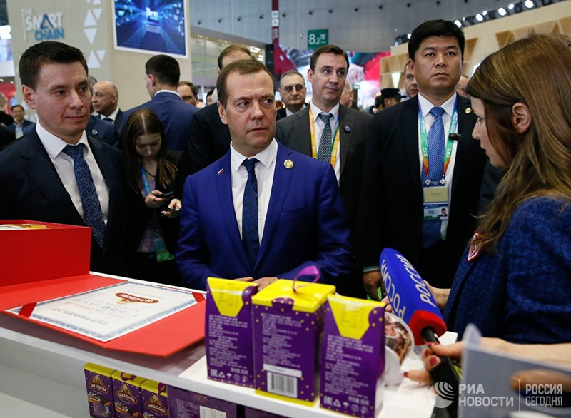 Медведев осмотрел стенды с российской сельхозпродукцией на ЭКСПО в Шанхае