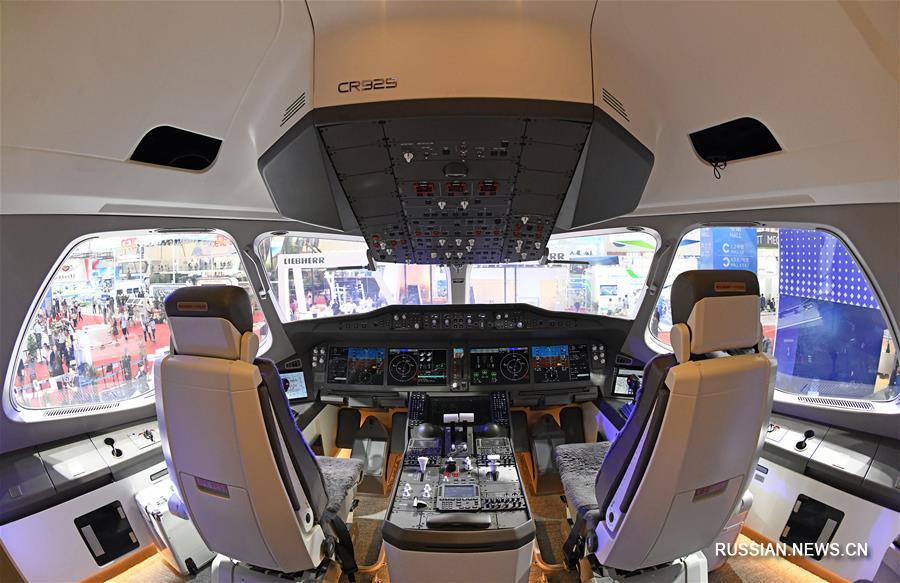 Модель широкофюзеляжного дальнемагистрального самолета CR929 в натуральную величину представила компания COMAC