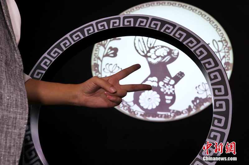 Посетители ЭКСПО в Шанхае могут с помощью ИИ жестами нарисовать знаки зодиака