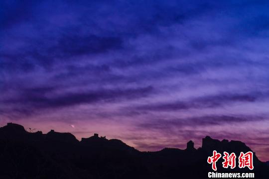 Рассвет на участке Цзиньшаньлин на Великой Китайской стене