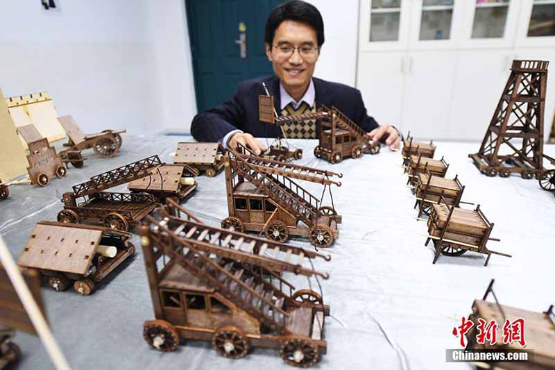Учитель из города Ланьчжоу воссоздал древние виды оружия Китая