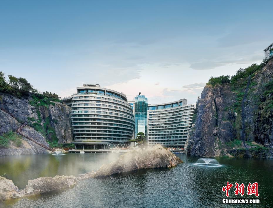 В Шанхае закончилось строительство отеля в заброшенном карьере 