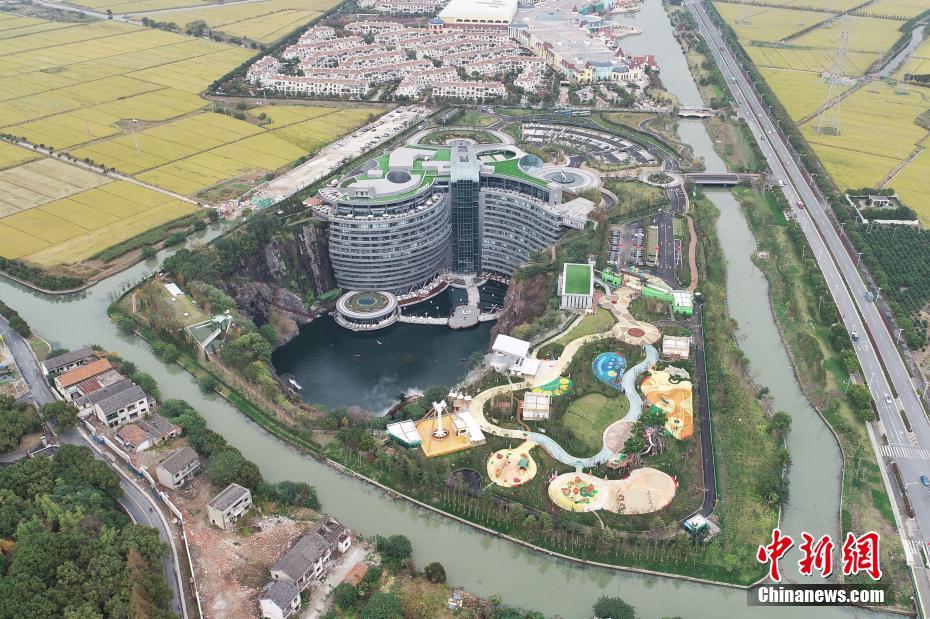 В Шанхае закончилось строительство отеля в заброшенном карьере 
