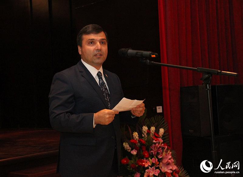 Посол Республики Таджикистан в Китае П.Давлатзода выступает с речью.