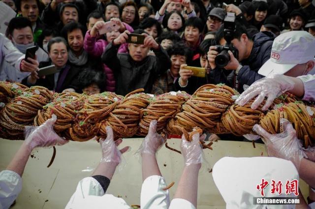 В Тяньцзине на празднике пожарили плетенку из теста весом 59 кг