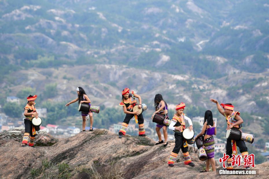 Исполнение на барабанах над обрывом в провинции Хунань