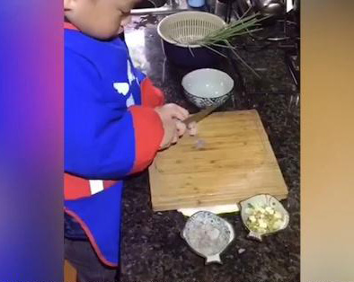 Трехлетний китаец продемонстрировал мастерство кулинарии