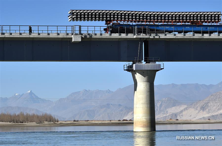 На первом мосту через реку Ялуцангпо на железной дороге Сычуань -- Тибетский АР началась укладка рельсов