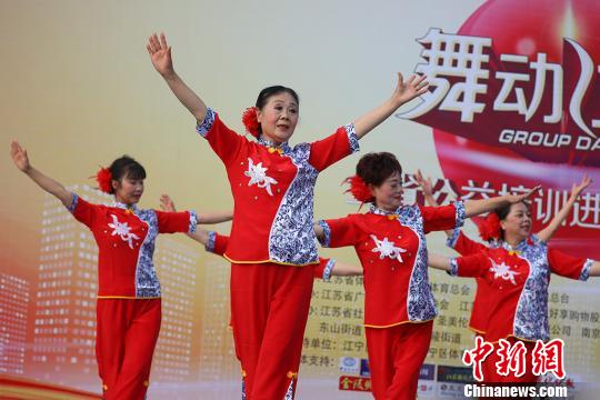 Соревнование по танцам на площади «гуанчанъу» состоялось в Цзянсу