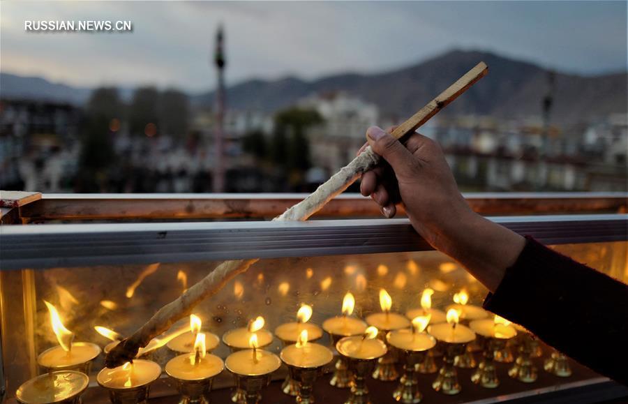 Буддисты Тибета зажгли светильники в память о наставнике Цонкапе