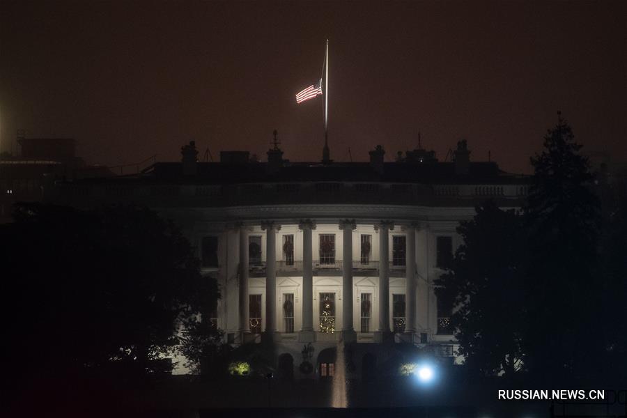 В Вашингтоне приспущен флаг в знак траура в связи с кончиной бывшего президента Джорджа Буша-старшего 