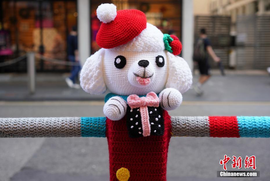 В Сянгане на дорожные ограждения надели кукол для встречи Рождества