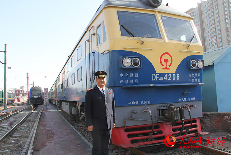 От «паровоза» до высокоскоростного железнодорожного поезда: Китайский машинист стал свидетелем развития железнодорожной техники страны