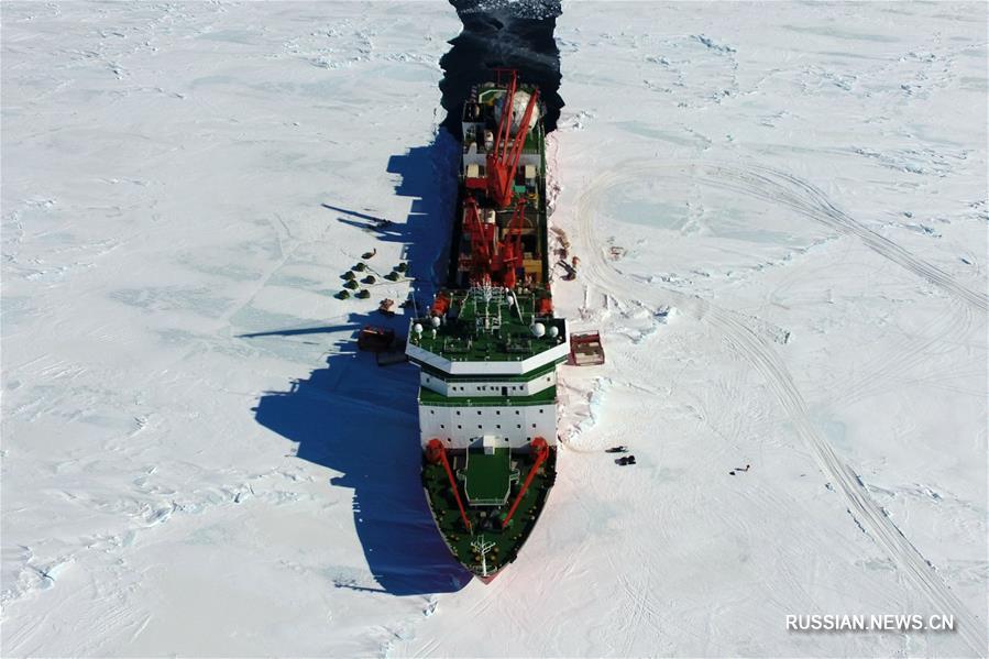 Китайское судно "Сюэлун" в 44 километрах от антарктической станции Чжуншань