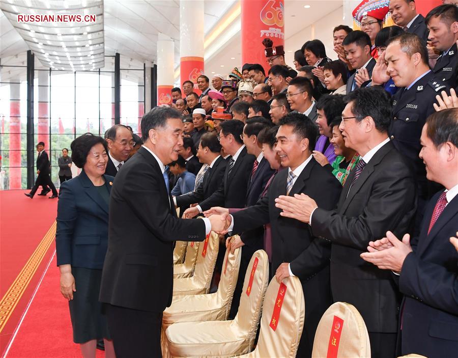 Ван Ян встретился с пенсионерами и представителями различных национальностей и кругов общественности Гуанси