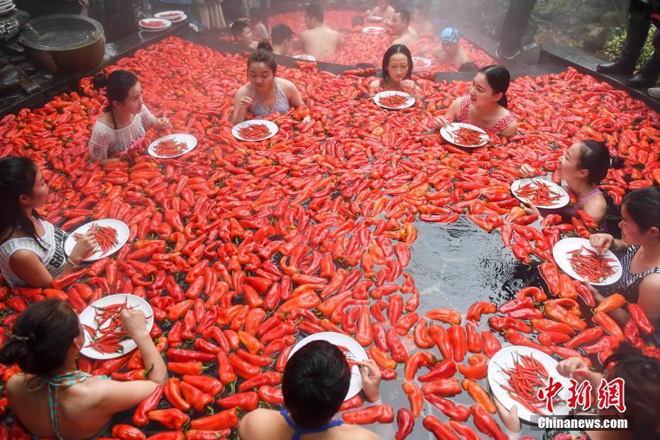 В китайском городе Ичунь прошли соревнования по поеданию острого перца