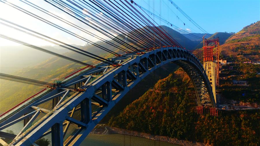 В провинции Юньнань завершена стыковка арочного железнодорожного моста с самым большим в мире пролетом