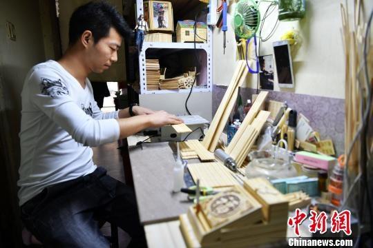 Китаец собрал модель Эйфелевой башни из бамбуковых палочек