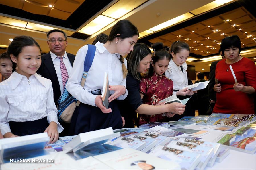 Посольство Китая в Казахстане подарило трем школам Астаны оборудование и учебники китайского языка