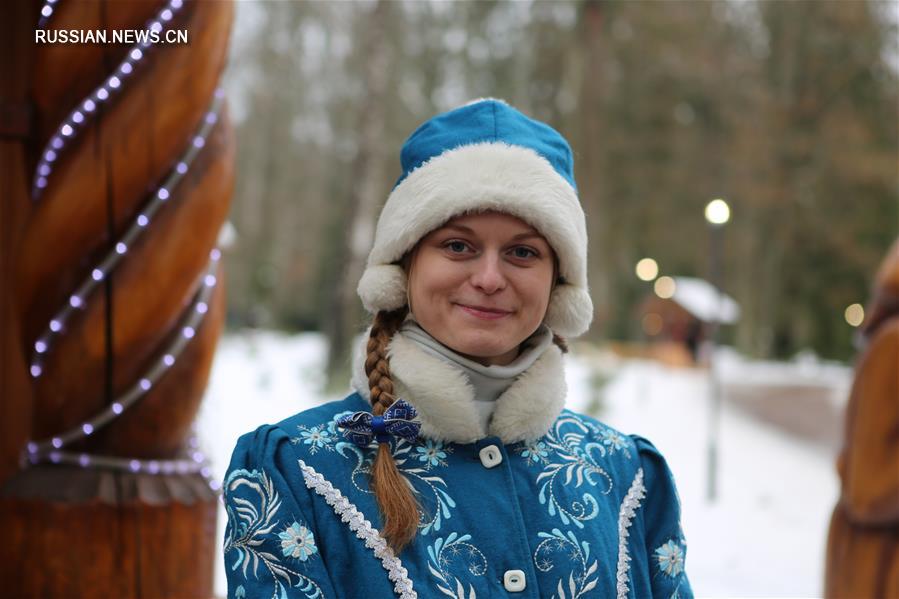 Туристы посещают поместье белорусского Деда Мороза в Беловежской пуще