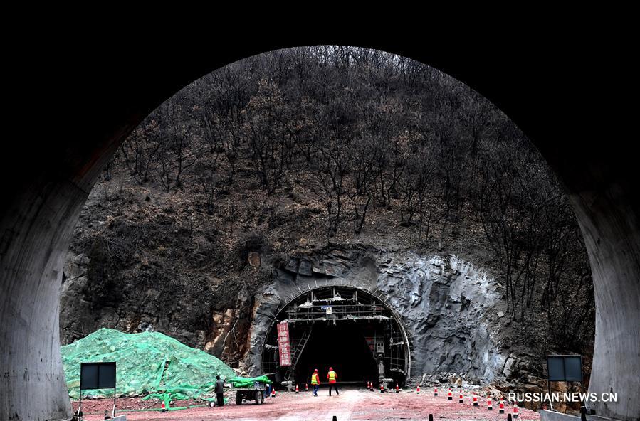 В провинции Хэнань завершена проходка группы скоростных тоннелей через горы Тайханшань