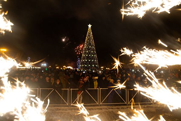 Празднование Нового года на площади Ленина в Южно-Сахалинске.© РИА Новости / Кирилл Ясько