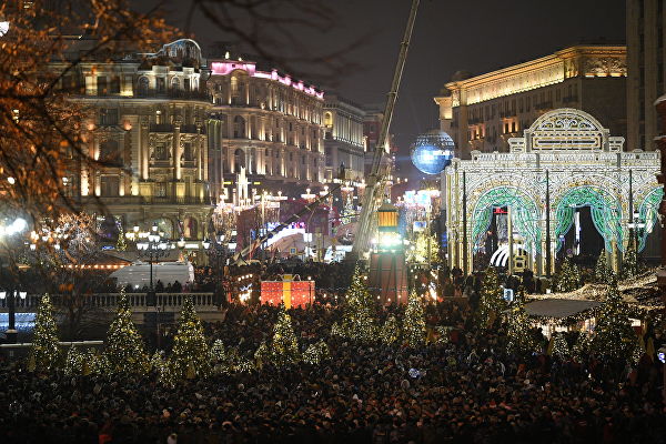 Сотни человек собрались в новогоднюю ночь на Манежной площади в Москве.© РИА Новости / Владимир Астапкович